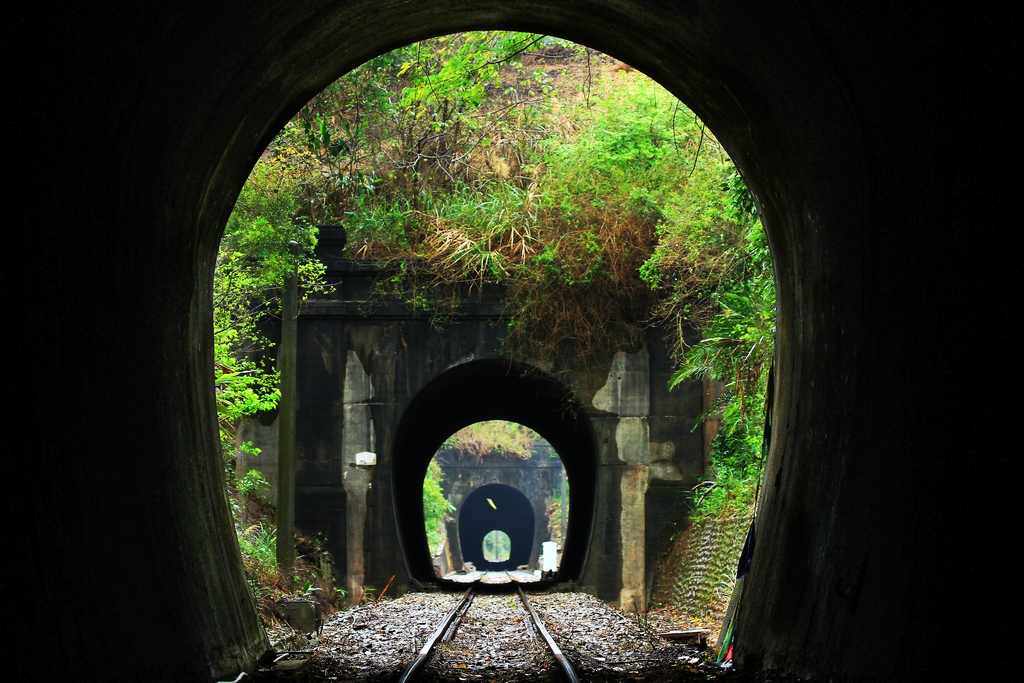 【舊山線隧道群】三到六號隧道群，介於龍騰橋與內社川橋之間，是由三、四、五、六號隧道所組成的連續隧道群，隧道長度分別為511、48、236、228公尺，火車在約一公里的短距離內，忽明忽暗地進洞出洞獨有特色，正是舊山線名為「山」線的最佳寫照。
