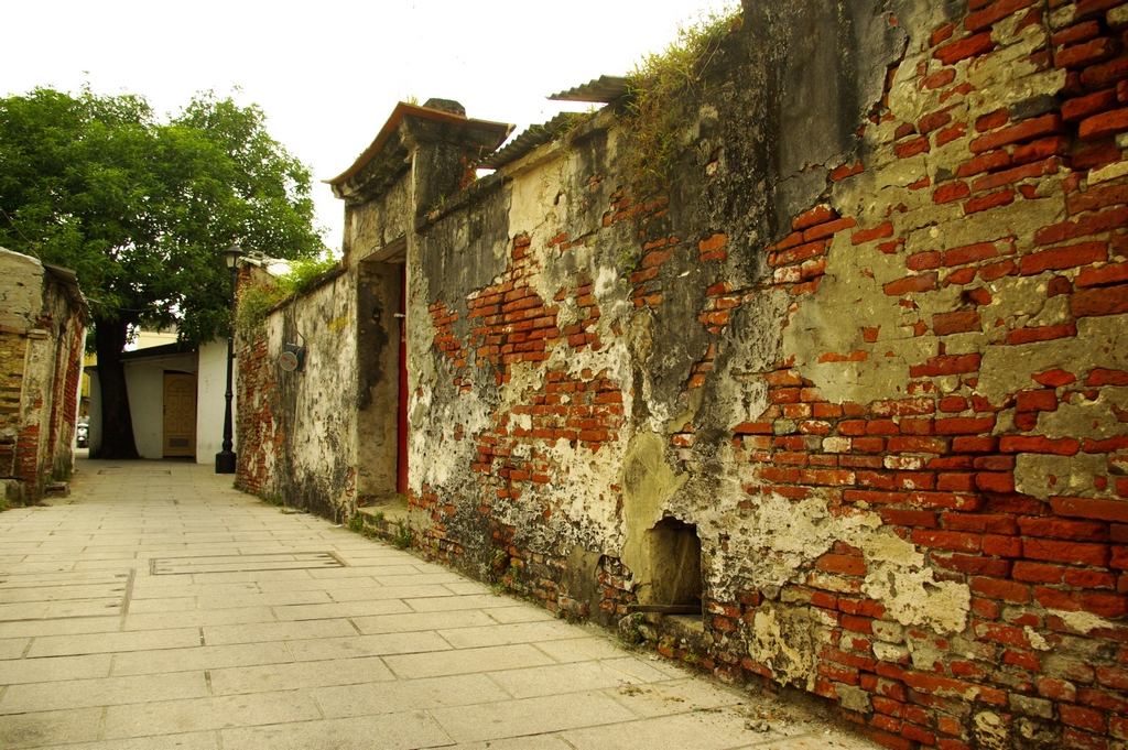 位於安平古堡旁的『延平街』，據說為三百多年前荷蘭人在安平修建的第一條街道，因此有『台灣第一街』之稱。散步其中，彷彿走進了時光隧道。