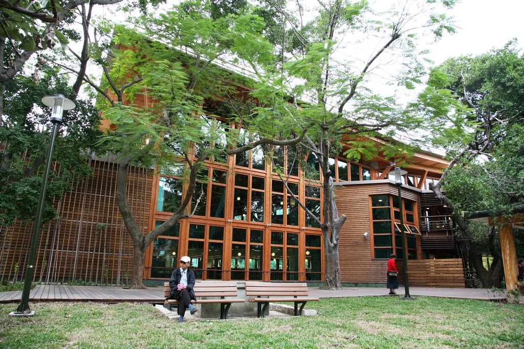 【北投圖書館】臺灣首座通過鑽石級綠建築標章的圖書館，全館以原木打造，堪稱建築科技與環保節能兼具的多功能圖書館。