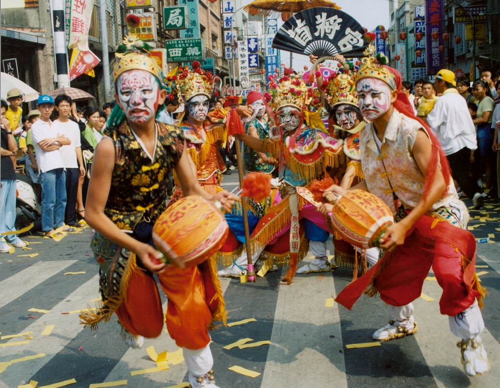 宗教民俗活動是吸引遊客造訪鹿港之原因之一，鹿港鎮肩負著傳統文化傳承之重要使命。