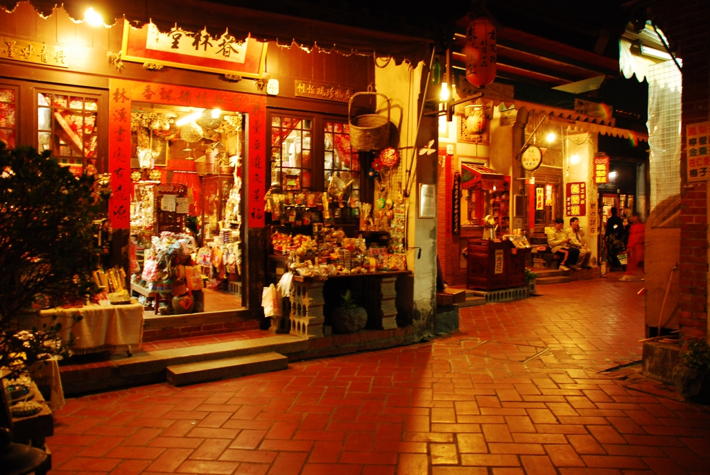 鹿港老街裡各式各樣充滿傳統特色的商店，每逢假日總吸引大批遊客造訪。