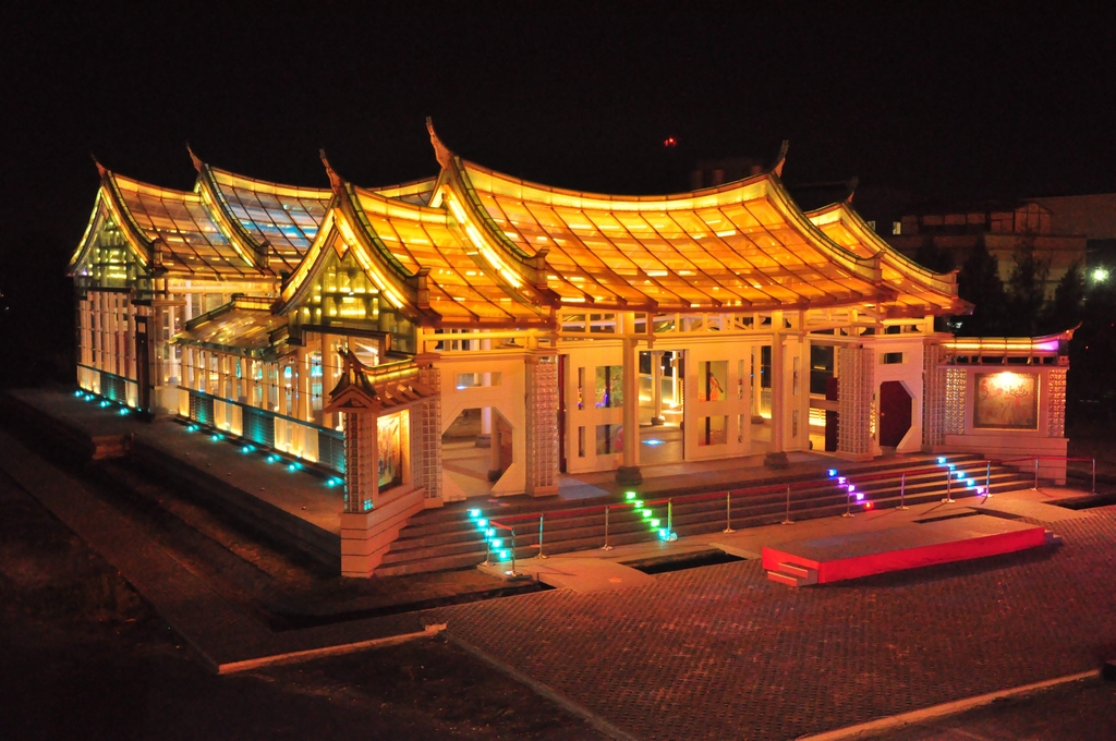 鹿港除傳統文化、古蹟、美食等吸引遊客造訪外，尚有彰濱工業區內各種產業展館，例如台灣玻璃館的玻璃廟亦成獨特的觀光景點。