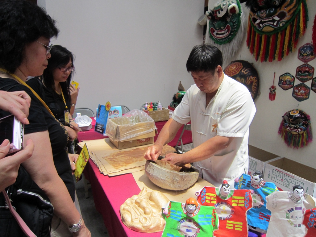 鹿港保存了台灣重要的工藝技術，更提供遊客近距離向工藝匠師學習、DIY之機會。