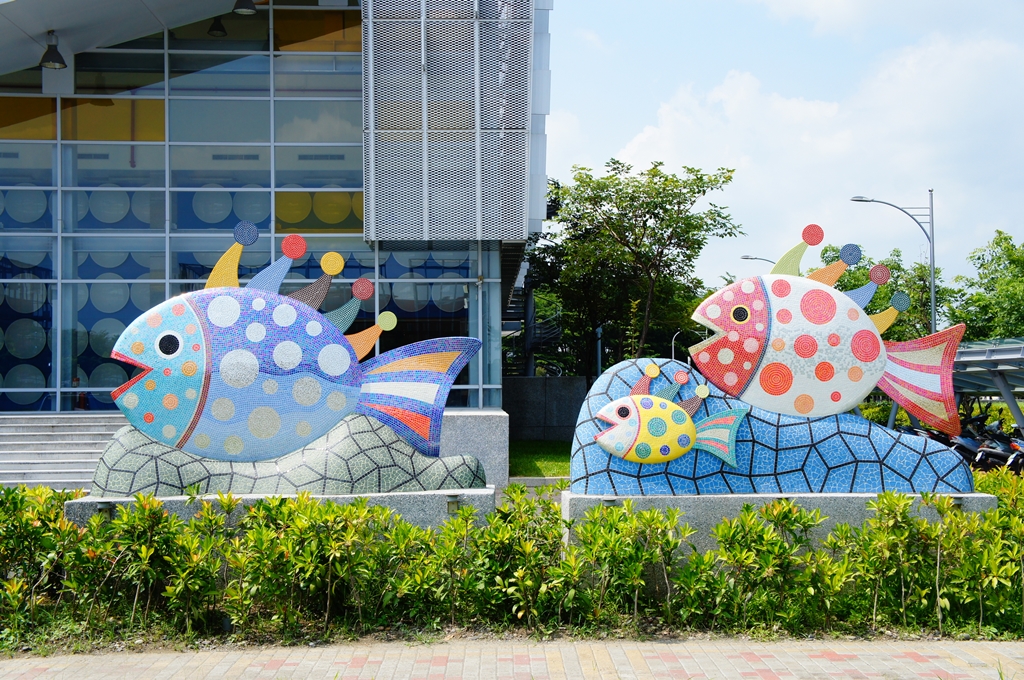 館前三隻雕刻魚為日本知名藝術家草間彌生唯一戶外魚的作品
