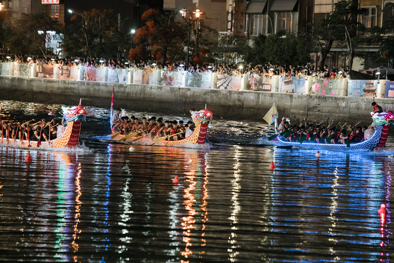  臺南國際龍舟賽有300多年歷史，是臺南市重要的民俗活動之一，以夜間競渡作為臺南龍舟賽的一大特色，再加上以LED裝飾龍舟，五彩繽紛的景色倒映在夜間的安平運河，美不勝收