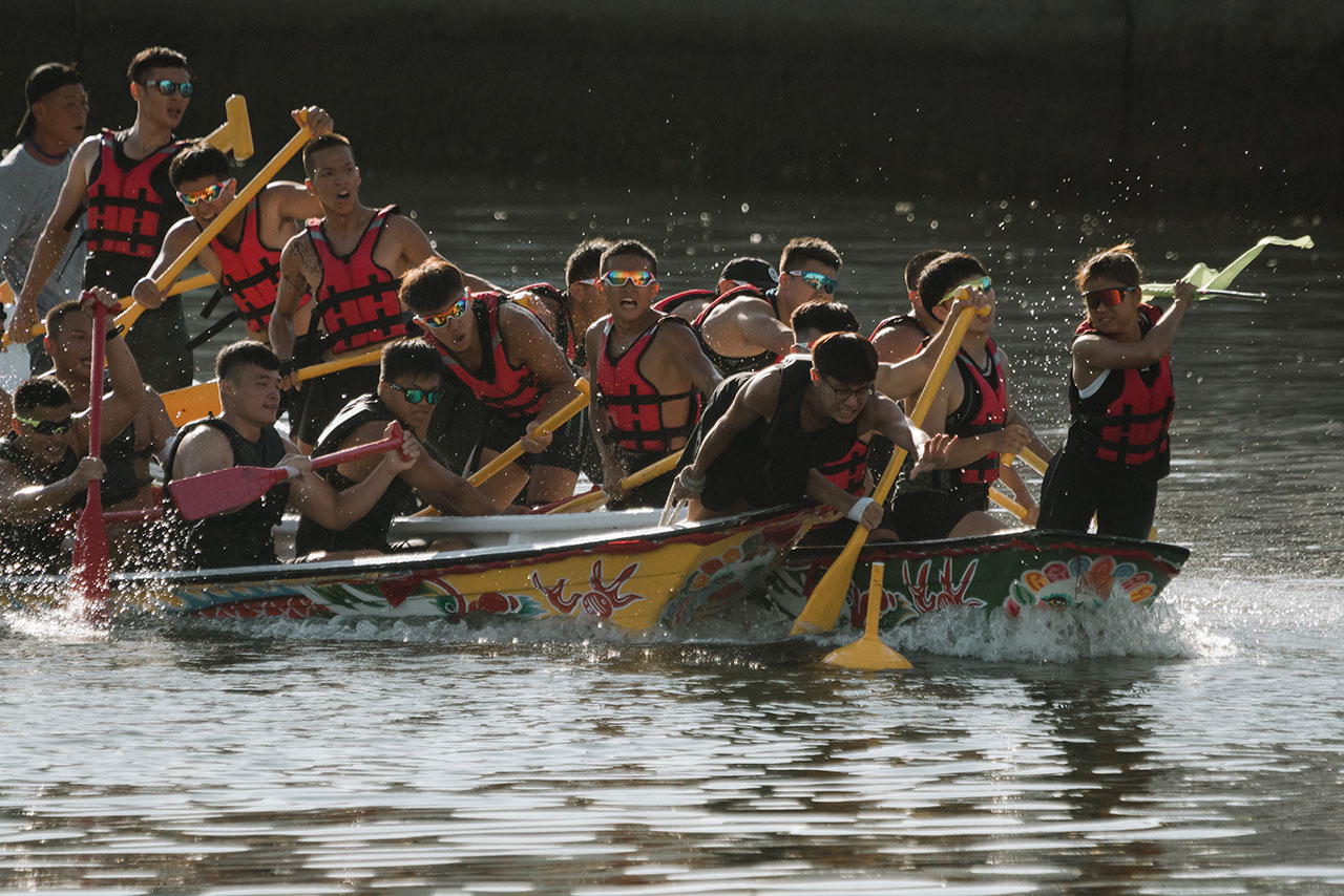 小型競技龍舟以取得該水道旗幟先後取勝，增加活動刺激性