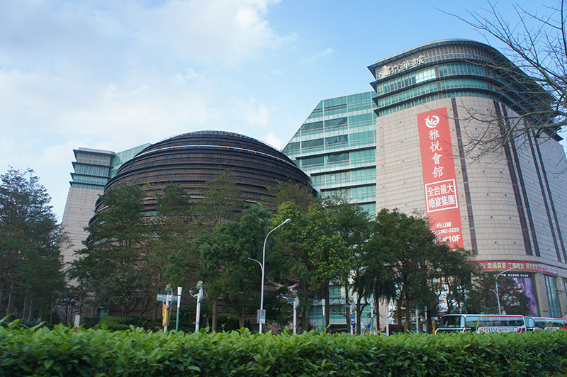 旅游台湾 购物万象 购物中心 京华城位於台北市松山区,特殊的建筑体由